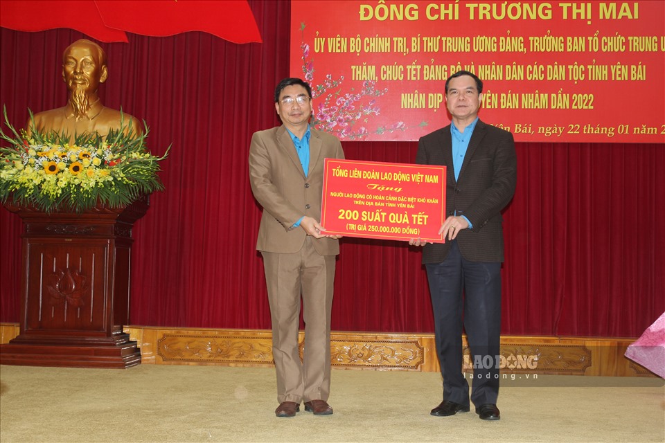 Ông Nguyễn Đình Khang - Chủ tịch Tổng LĐLĐVN tặng 200 suất quà Tết cho công chức, viên chức, người lao động có hoàn cảnh khó khăn trên địa bàn tỉnh.