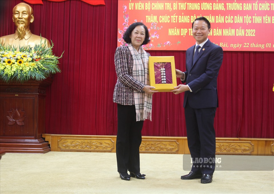 Lãnh đạo tỉnh Yên Bái trao quà lưu niệm cho Trưởng Ban Tổ chức Trung ương.