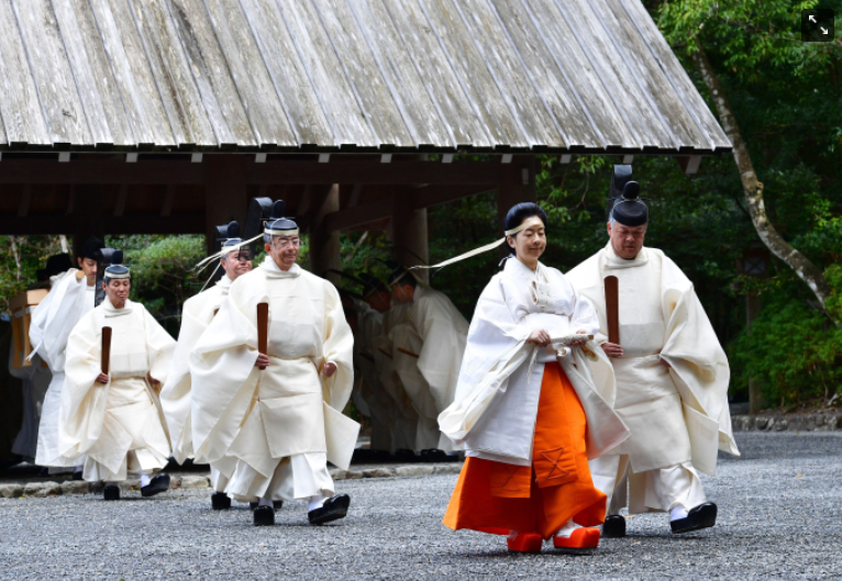 Nữ tư tế Sayako Kuroda, em gái của Nhật hoàng Naruhito, tại Thần cung Ise. Ảnh: AFP