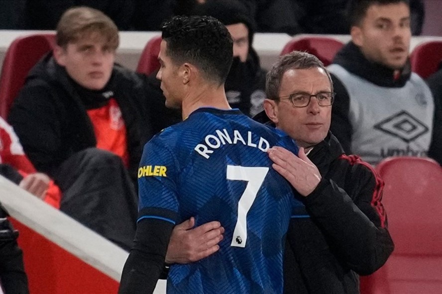 Ronaldo khó chịu khi bị Rangnick thay ra. Ảnh: AFP