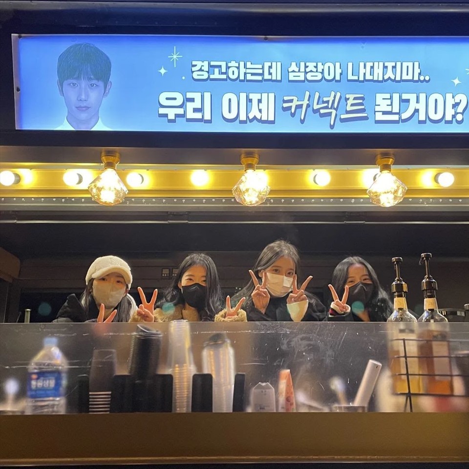Jisoo và các diễn viên “Snowdrop” tới thăm Jung Hae In. Ảnh: Koreaboo