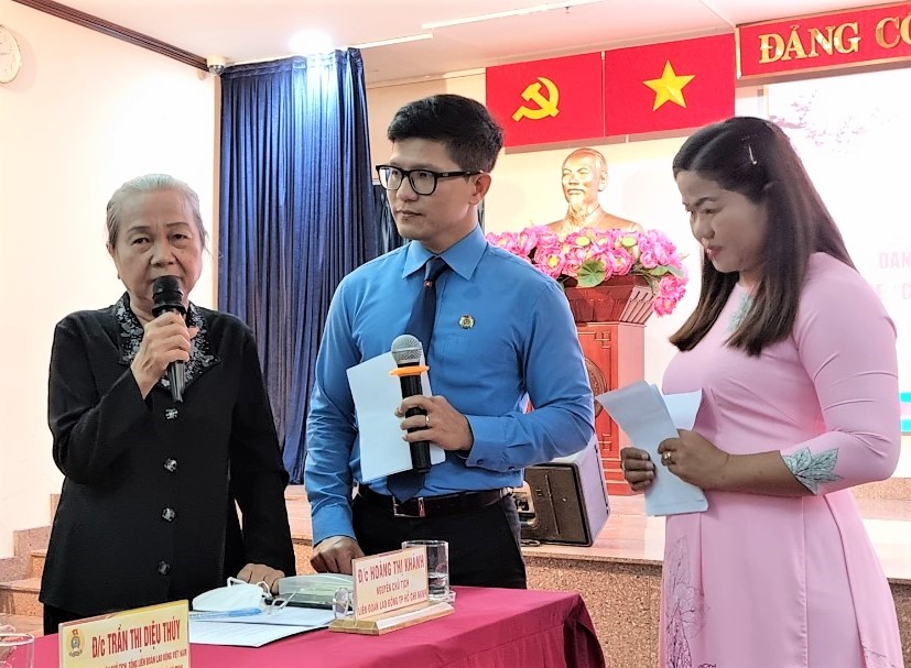 Bà Hoàng Thị Khánh (bìa trái), nguyên Phó Chủ tịch Tổng LĐLĐ Việt Nam, chia sẻ, căn dặn các đảng viên trẻ. Ảnh: Nam Dương