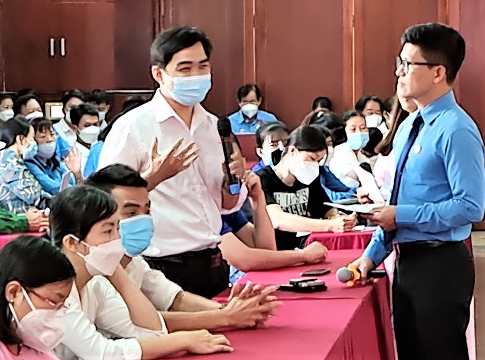 Đảng viên trẻ Nguyễn Thành Công (người đứng bên trái) chia sẻ cảm xúc của mình khi được kếp nạp Đảng. Ảnh: Nam Dương