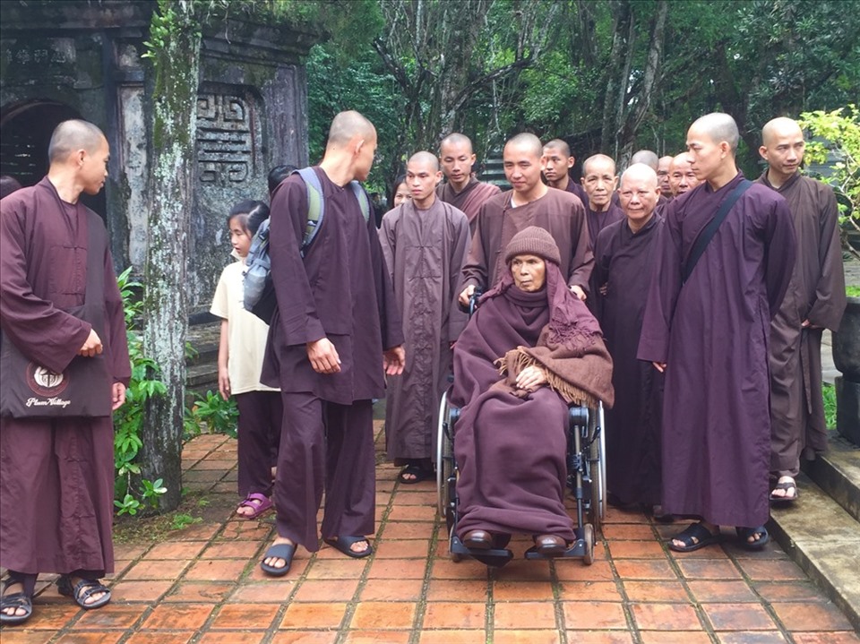 Thiền sư Thích Nhất Hạnh cùng các tăng ni, Phật tử trong một buổi thiền hành tại chùa Từ Hiếu (ảnh chụp từ 2018). Ảnh: Phúc Đạt.