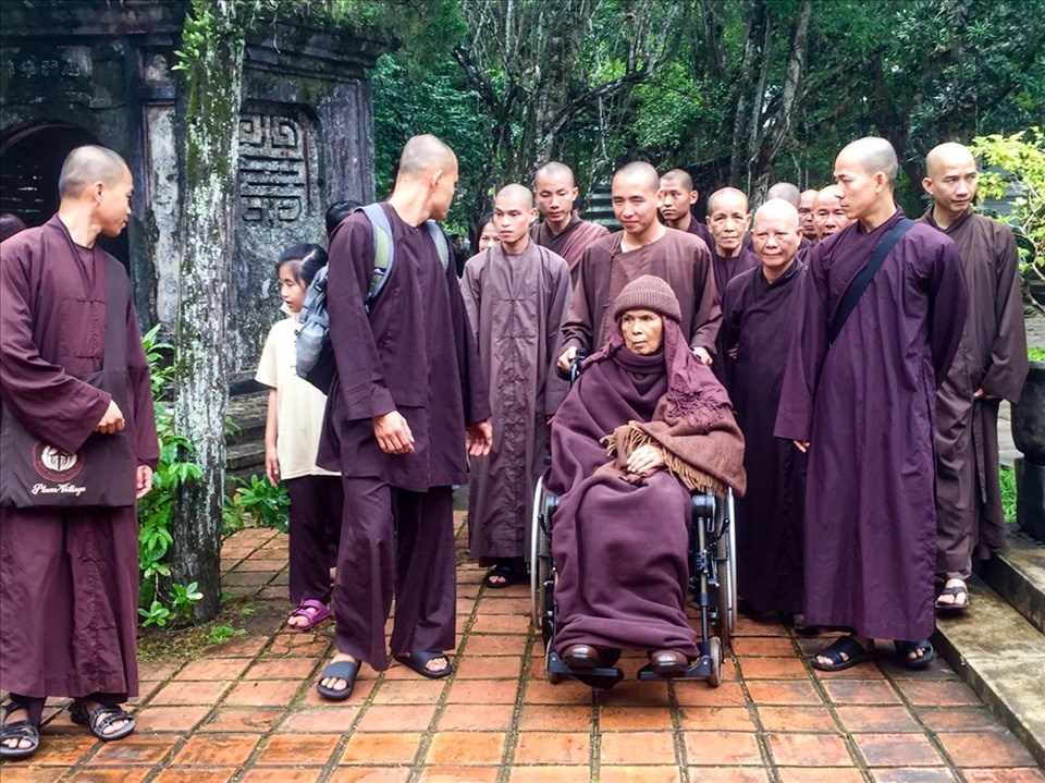 Thiền sư Thích Nhất Hạnh (ngồi xe lăn) và các tăng ni Phật tử ở chùa Từ Hiếu (Huế). ảnh Phúc Đạt.