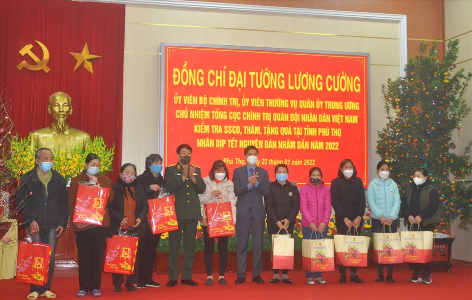 Đại tướng Lương Cường và Phó Chủ tịch Tổng Liên đoàn Lao động Việt Nam Ngọ Duy Hiểu trao quà tới công nhân lao động khó khăn và đối tượng hộ nghèo. Ảnh: Quế Chi