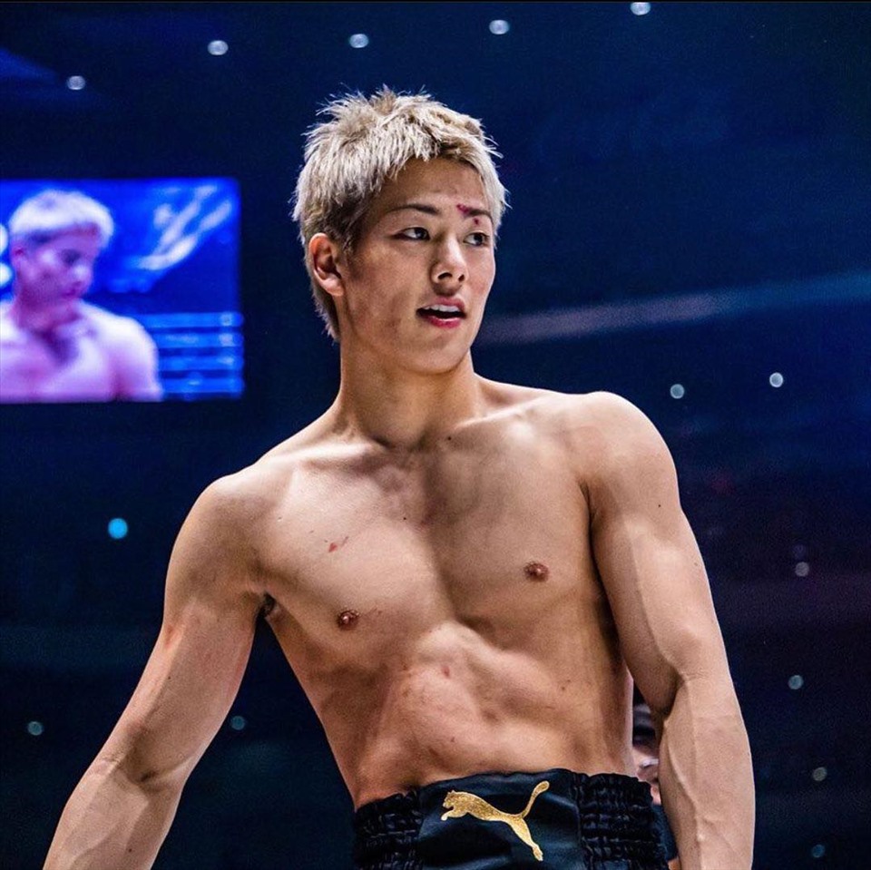 Cộng đồng mạng phát sốt với võ sĩ Nhật Bản đẹp trai giống Park Bo Gum