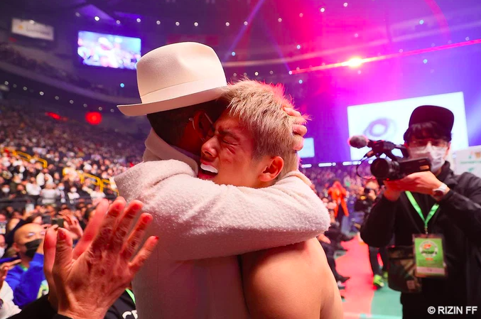 Con trai của cầu thủ già nhất thế giới giành chiến thắng trên sàn MMA sau  pha sút bóng y như cha