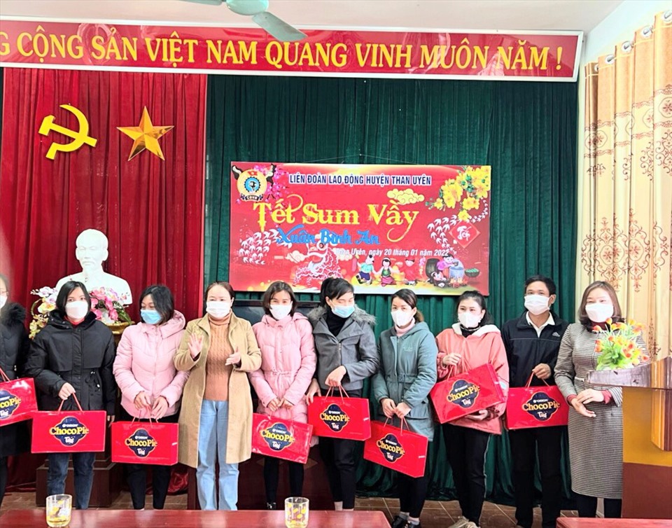 Bà Lê Thị Kim Ngân - Phó Bí thư Thường trực Huyện ủy trao quà cho công nhân lao động khó khăn.