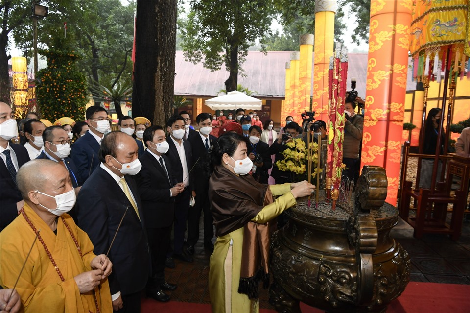 Chủ tịch nước Nguyễn Xuân Phúc và Phu nhân đến dâng hương tại điện Kính Thiên, Hoàng thành Thăng Long cùng bà con Việt kiều nhân dịp về nước tham gia chương trình Xuân quê hương. Ảnh: Hải Nguyễn