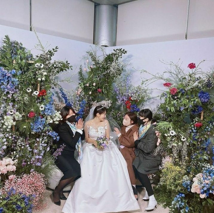 Ngọc nữ màn ảnh Hàn Park Shin hye diện váy cưới ren trắng truyền thống, kết hợp với bó hoa tím thanh lịch. Ảnh: CMH