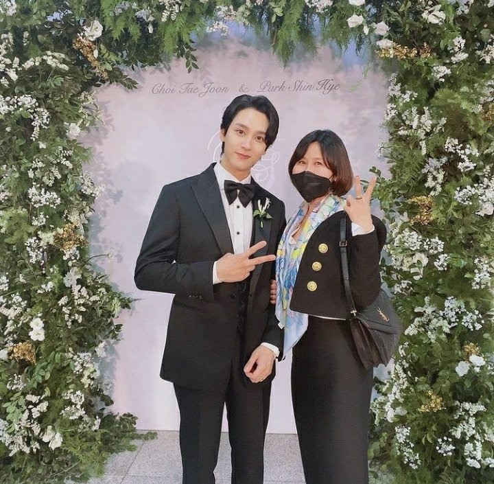 Nếu bạn đang lên kế hoạch cho đám cưới của mình hoặc yêu thích cặp đôi Park Shin Hye - Choi Tae Joon, thì chắc chắn không thể bỏ qua hình ảnh này. Họ trông thật đẹp đôi và hạnh phúc trong ngày trọng đại của mình.