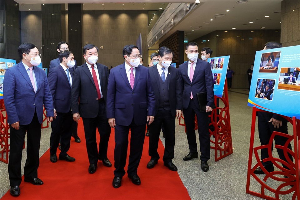 Thủ tướng tham quan triển lãm ảnh về các hoạt động của Việt Nam trên cương vị Ủy viên không thường trực Hội đồng Bảo an Liên Hợp Quốc. Ảnh: Hải Nguyễn