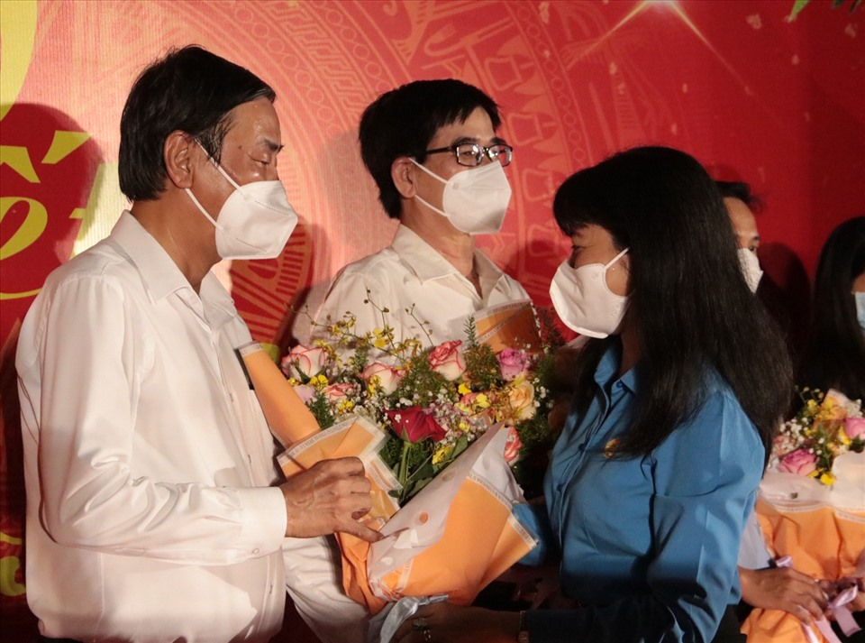 CĐ Khu kinh tế tỉnh Tây Ninh tặng hoa tri ân Ngân hàng Agribank.