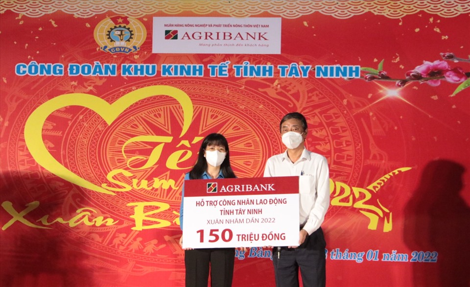 Agribank hỗ trợ 150 triệu đồng để trao tặng quà Tết cho công nhân Tây Ninh.