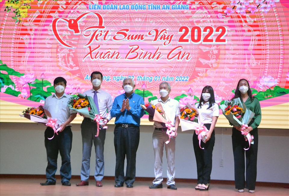 Chủ tịch LĐLĐ tỉnh An Giang tặng hoa tri ân các tổ chức đã ủng hộ Chương trình Tết sum vầy - Xuân bình an năm 2022. Ảnh: LT