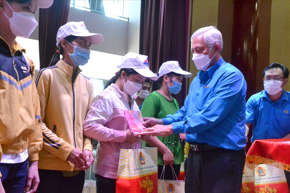 Chủ tịch LĐLĐ tỉnh An Giang Nguyễn Thiện Phú trao quà cho đoàn viên, người lao động. Ảnh: LT