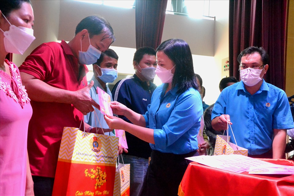 Phó Chủ tịch Thường trực LĐLĐ tỉnh An Giang Phan Thị Diễm trao quà cho đoàn viên, người lao động. Ảnh: LT