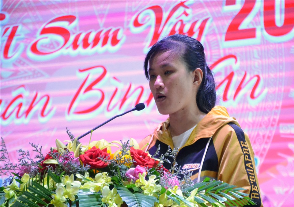 Công nhân Trần Thị Cẩm Giang phát biểu tri ân Chương trình Tết sum vầy- Xuân bình an. Ảnh: LT