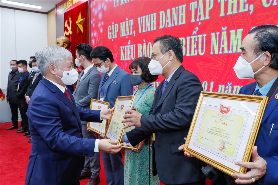 Ông Đỗ Văn Chiến trao Bằng khen cho các cá nhân đã có nhiều đóng góp trong công tác người Việt Nam ở nước ngoài.