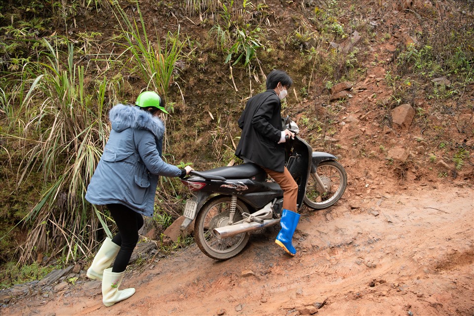 Được biết, Hoa hậu Thùy Tiên cùng ekip đã phải cùng nhau đi xe máy qua cung đường đặc biệt nhiều bùn đất mất hơn 30 phút, sau đó lại đi bộ lên núi hơn 1 tiếng đồng hồ cho đoạn đường dài 3-4km mới chính thức đến được trường mầm non Hồ Nhì.