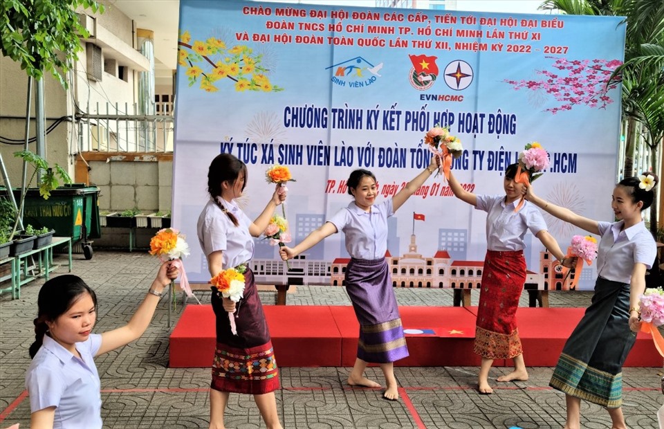 Các sinh viên viên Lào biều diễn văn nghệ truyền thống tại lễ ký kết. Ảnh: Nam Dương