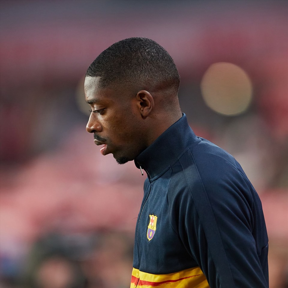 Việc nào ra việc đó, Dembele vẫn muốn thi đấu để cứu vãn sự nghiệp. Ảnh: AFP