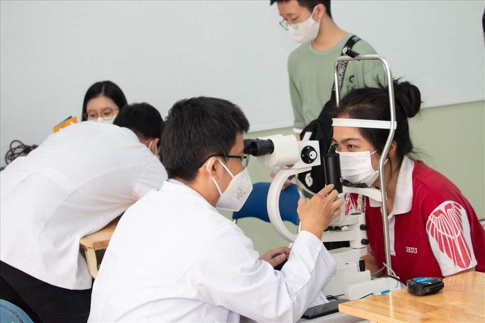 Giảng viên, sinh viên Trường Đại học Quốc tế Hồng Bàng trong chương trình “Triệu đôi mắt sáng” và các hoạt động tình nguyện Xuân 2022.
