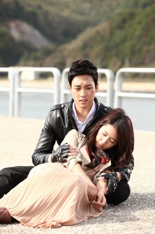 Phân cảnh Park Shin Hye cùng Choi Tae Joon đóng cặp với nhau trong “The King of Dramas”. Ảnh: Goldthumb Pictures.