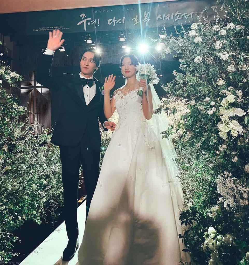 Park Shin Hye và Choi Tae Joon hạnh phúc trong lễ cưới. Ảnh: CMH.