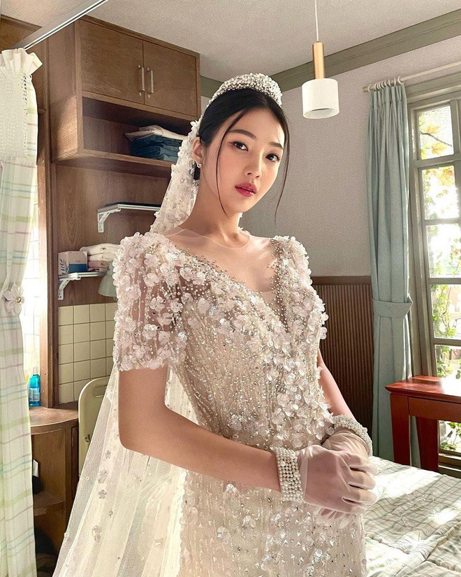 Joy (Red Velvet) trông thật xinh đẹp và lộng lẫy trong tà váy cưới. Ảnh: Instagram