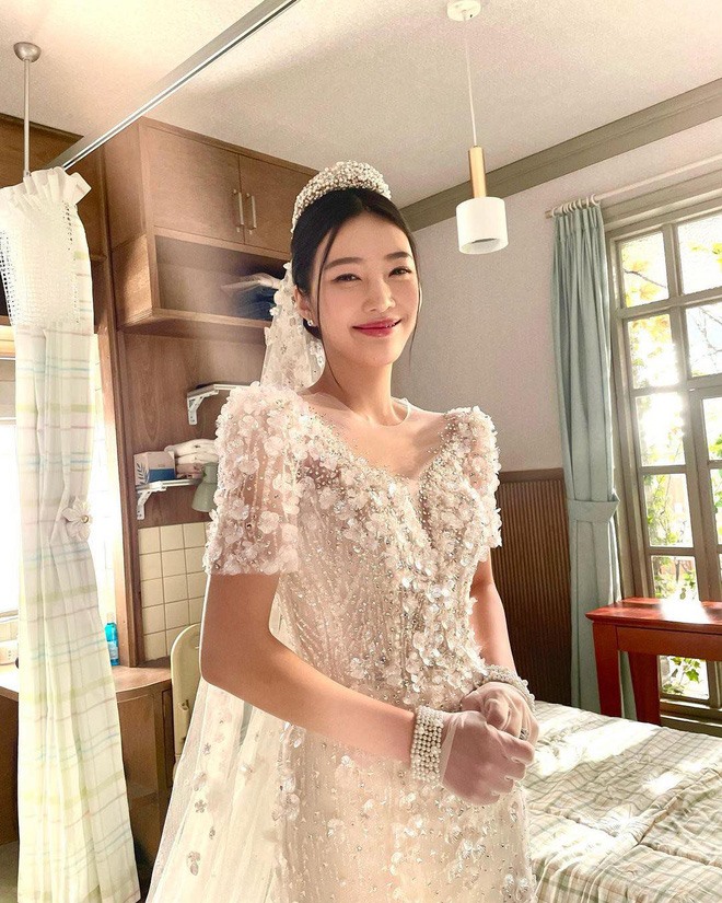 Joy (Red Velvet) trông thật xinh đẹp và lộng lẫy trong tà váy cưới. Ảnh: Instagram