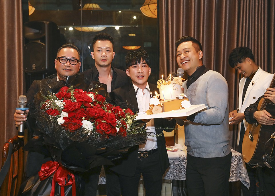 Nhân dịp sinh nhật của Quang Hà, Quang Cường đã dành những lời chúc tốt đẹp đến em trai. Anh cũng mong liveshow “Hà show” sẽ sớm được diễn ra sau 2 lần bị hoãn vì ảnh hưởng của dịch bệnh.