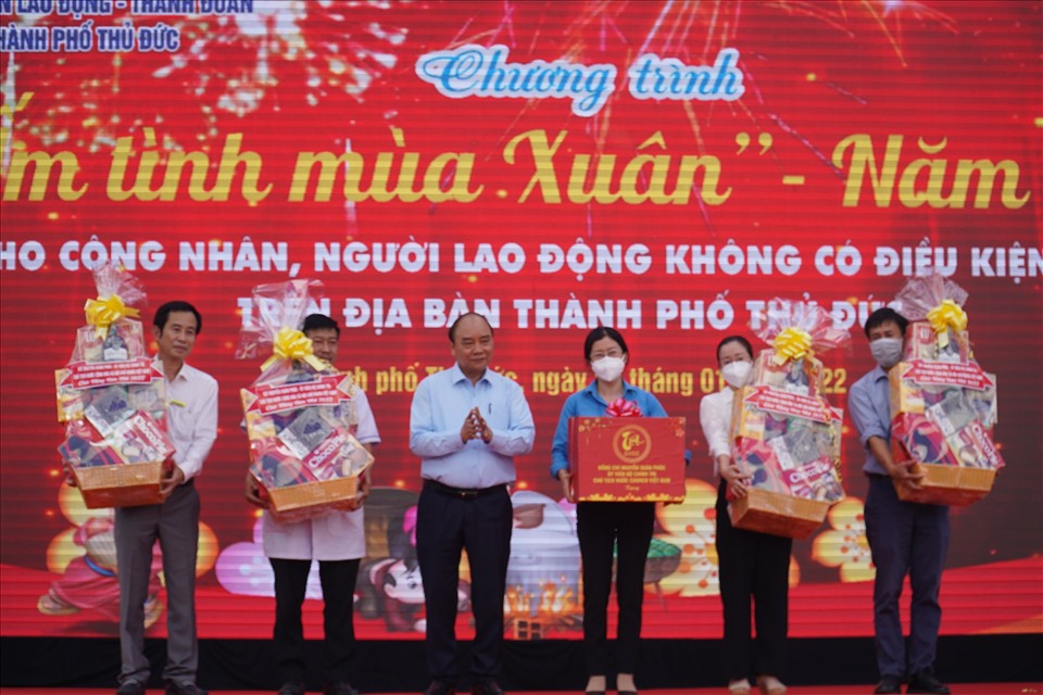 Chủ tịch nước Nguyễn Xuân Phúc tặng quà y, bác sĩ TP. Thủ Đức có thành tích phòng, chống dịch CoVID-19. Ảnh: Anh Tú