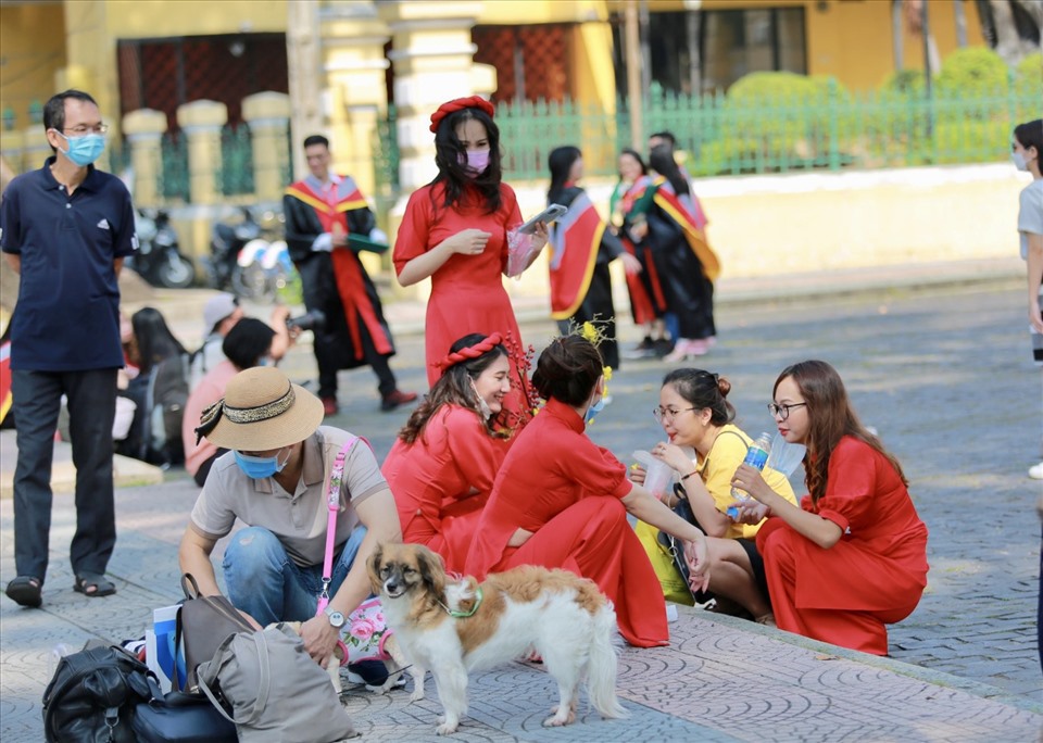 Điểm “check-in” nổi tiếng tại Bưu điện Thành phố cũng là địa điểm luôn luôn đông đúc. Trong ảnh là các nhóm bạn trẻ với trang phục truyền thống chụp ảnh lưu niệm. Điểm “check-in” nổi tiếng tại Bưu điện Thành phố cũng là địa điểm luôn luôn đông đúc. Trong ảnh là các nhóm bạn trẻ với trang phục truyền thống chụp ảnh lưu niệm. Điểm “check-in” nổi tiếng tại Bưu điện Thành phố cũng là địa điểm luôn luôn đông đúc. Trong ảnh là các nhóm bạn trẻ với trang phục truyền thống chụp ảnh lưu niệm.