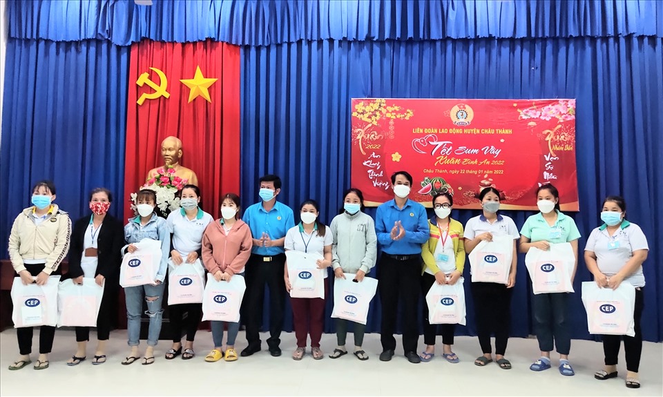 Lãnh đạo LĐLĐ tỉnh và LĐLĐ huyện trao quà tặng của Tổ chức tài chính vi mô CEP chi nhánh Tây Ninh hỗ trợ.