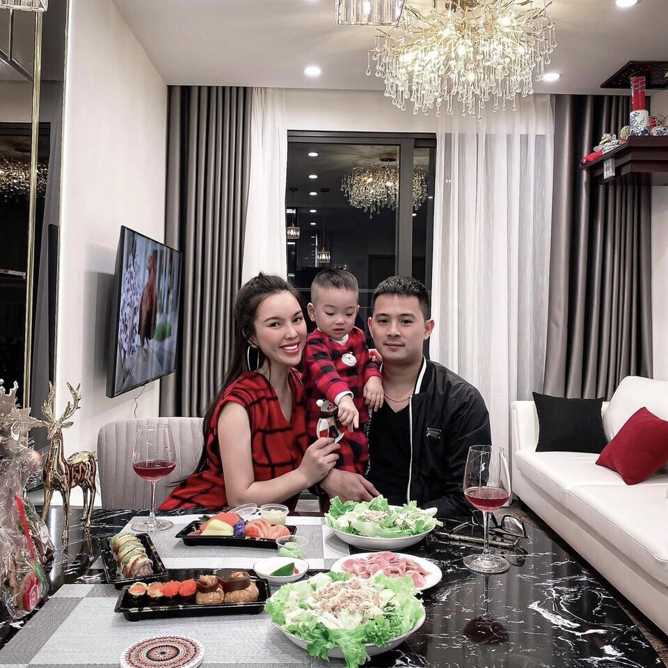 Chị Nguyễn Thùy Linh cùng chồng và con trai. Ảnh: NVCC