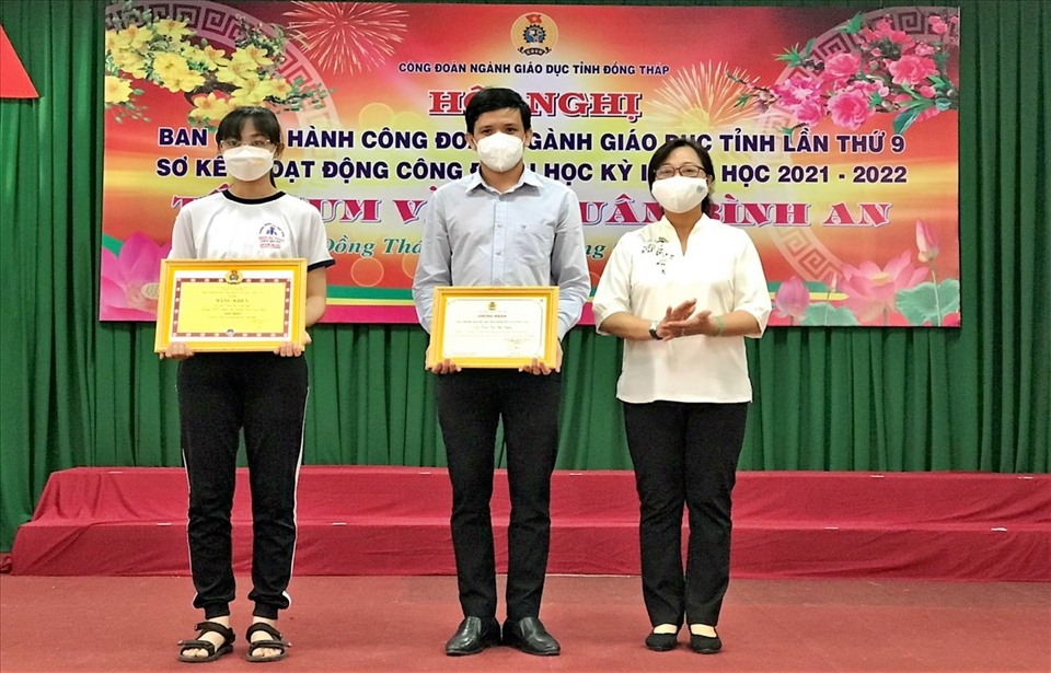 Đồng chí Nguyễn Thuý Hà, Giám đốc Sở GDĐT Đồng Tháp, trao Bằng khen cho tác giả đạt giải cấp quốc gia cuộc thi “Thầy cô trong mắt em” năm 2021.
