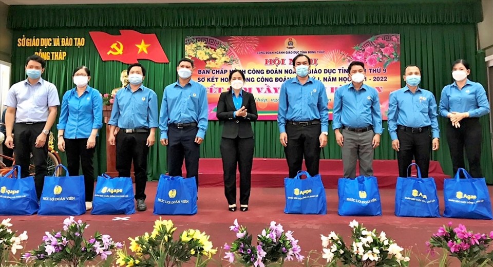Đồng chí Nguyễn Thị Thu Ba, Phó Chủ tịch LĐLĐ tỉnh Đồng Tháp, tặng quà cho đại diện các đơn vị có đoàn viên công đoàn khó khăn.