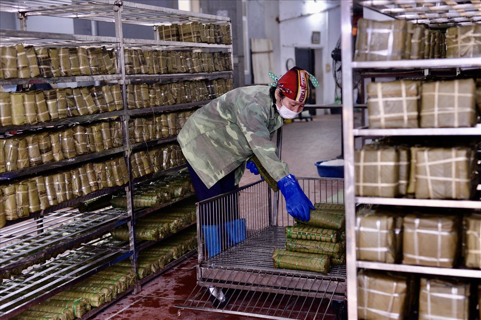 Nhân công tại xưởng “Bánh chưng bà Lành” đang xếp bánh lên kệ. Ảnh: Thiên Huy