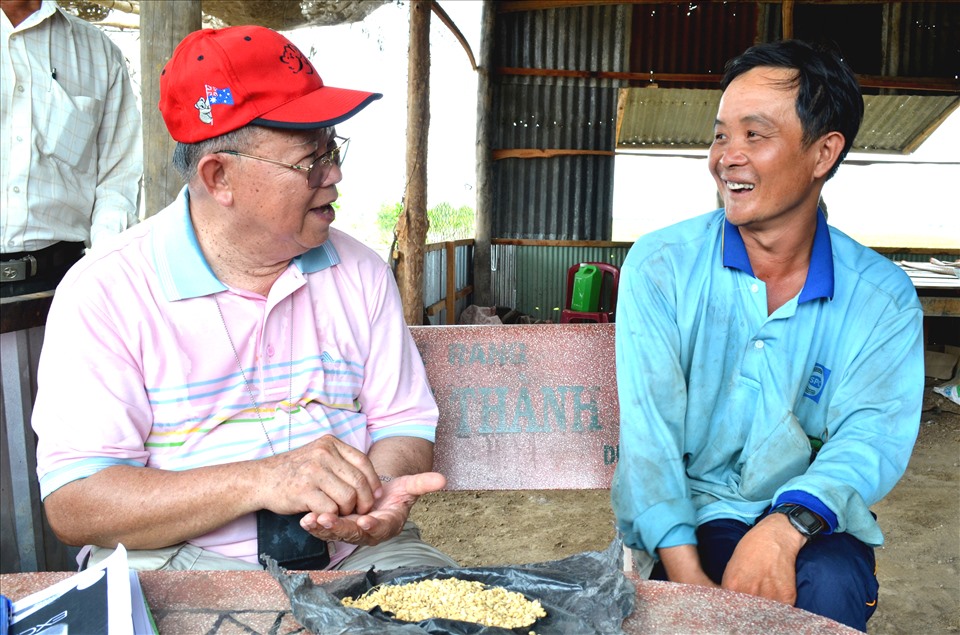 GS.TS Võ Tòng Xuân trong lần trò chuyện với nông dân trồng lúa ở Tứ giác Long Xuyên. Ảnh: LT