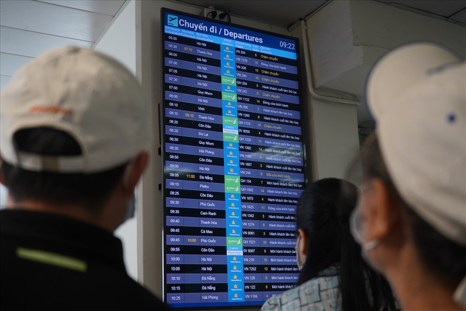 Một số chuyến bay trong sáng 23.1 từ TPHCM đi Hà Nội gặp phải sự cố lùi giờ bay, khiến lượng khách chờ chuyến dồn lại cũng khá đông. Một nhân viên sân bay cho biết nhận được thông tin chuyến bay bị trễ giờ do thời tiết ở Hà Nội không thuận lợi để hạ cánh.