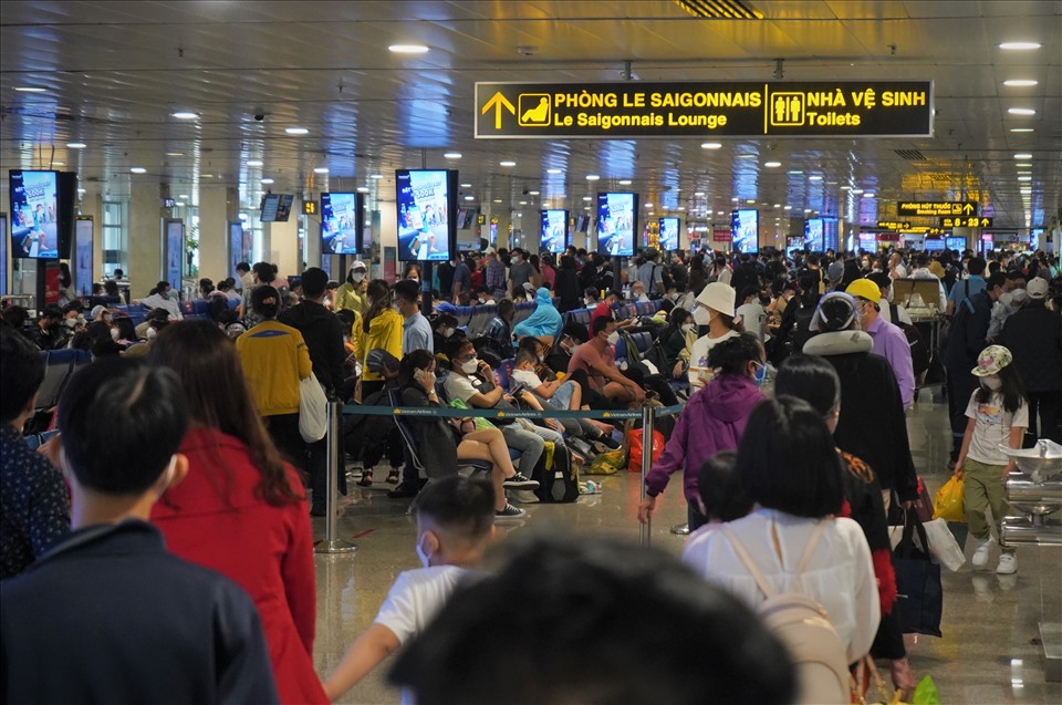 Càng về trưa số lượng người đổ về sân bay ngày càng đông đúc.