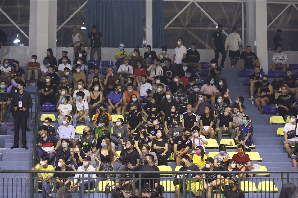 Hàng nghìn khán giả có mặt ở nhà thi đấu Hồ Xuân Hương theo dõi giải đấu. Ảnh: Thanh Vũ