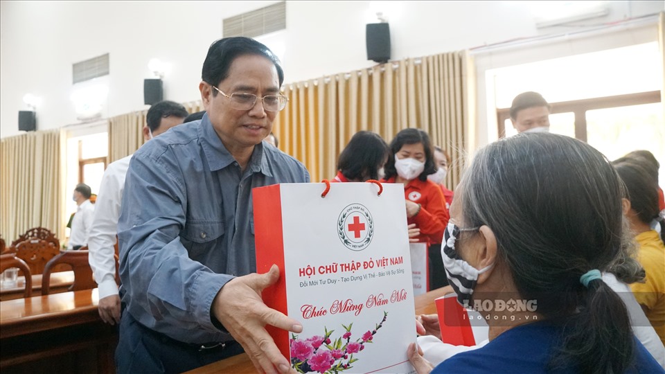 Thủ tướng Chính phủ Phạm Minh Chính trao quà tại buổi lễ.