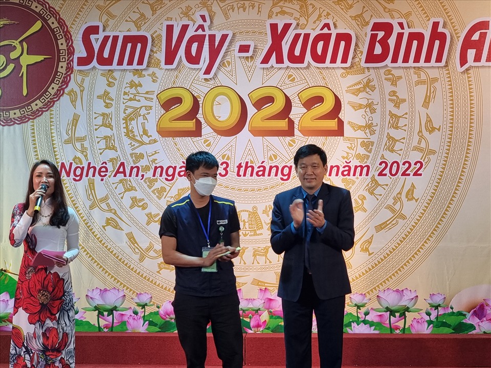 Chủ tịch LĐLĐ tỉnh Nghệ An Kha Văn Tám tặng công nhân may mắn trúng phần quà đặc biệt. Ảnh: QĐ
