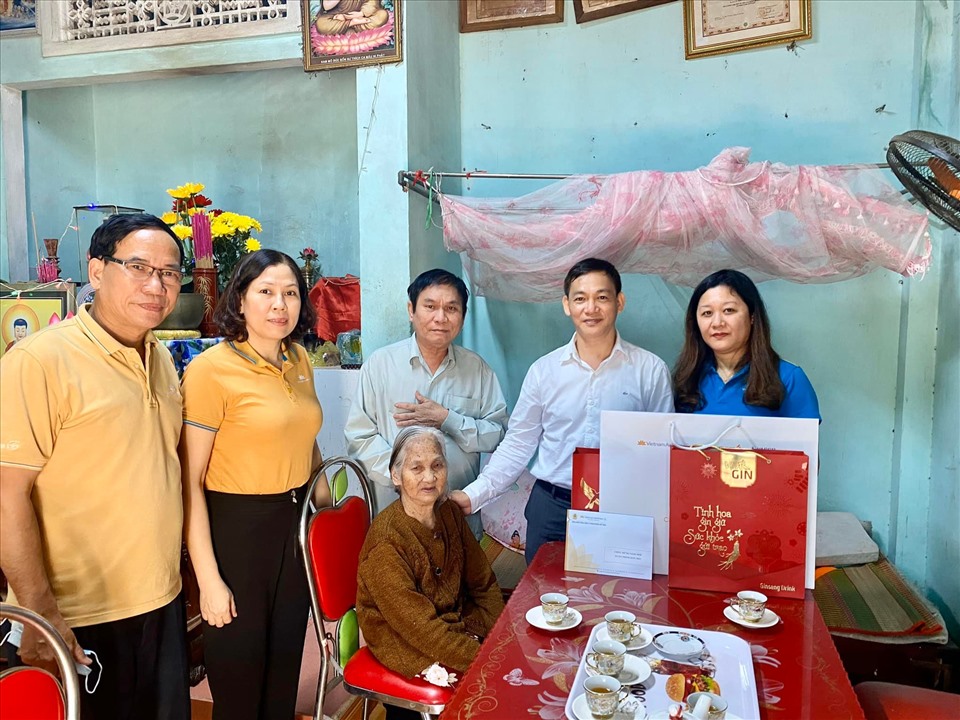 Đoàn đến tri ân Mẹ Việt Nam anh hùng Nguyễn Thị Nghĩa tại Thị trấn Trà My, huyện Bắc Trà My.