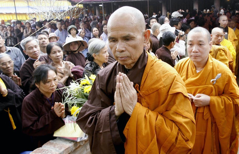 Thiền sư Thích Nhất Hạnh trong một buổi cầu nguyện ở Việt Nam năm 2007. Ảnh: AFP