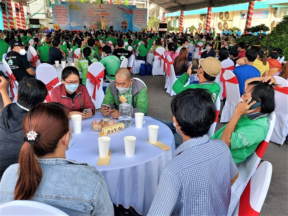 500 gia đình công nhân tham gia chương trình “Tết sum vầy - Xuân bình an” do LĐLĐ TPHCM và LĐLĐ Quận Bình Tân tổ chức. Ảnh: Đức Long