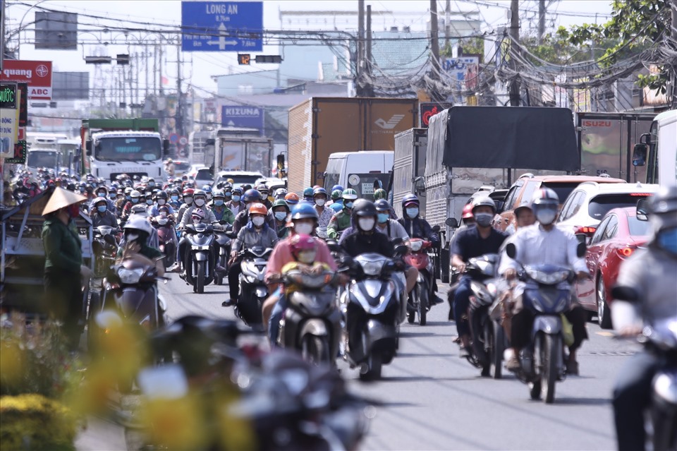 Lượng phương tiện lưu thông theo hướng từ Long An vào trung tâm TPHCM cũng rất đông đúc trong sáng 23.1.